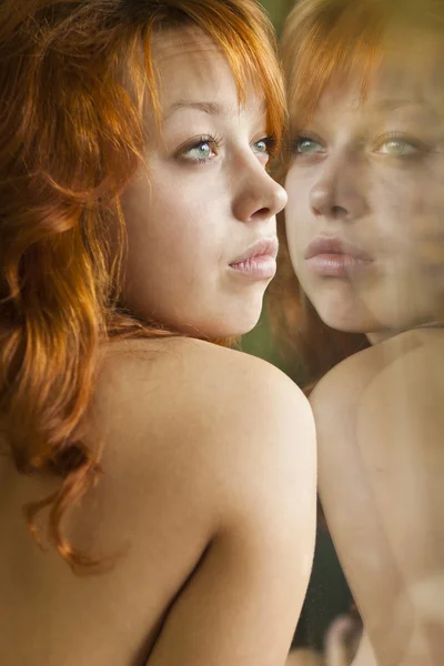 Portrét nahé dívky v okně — Stock fotografie