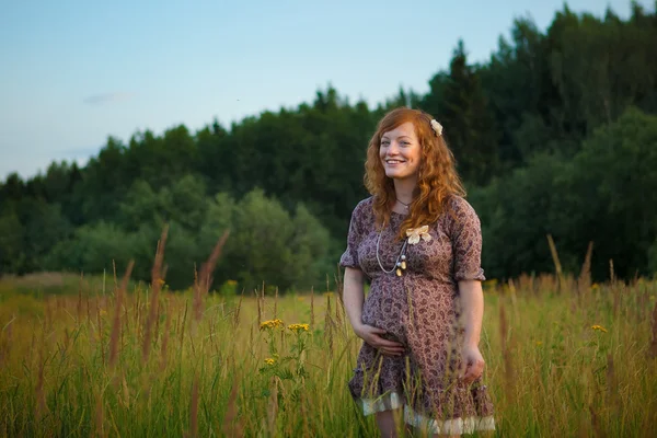 Unga rödhårig lockigt hår kvinna utomhus i skogen — Stockfoto
