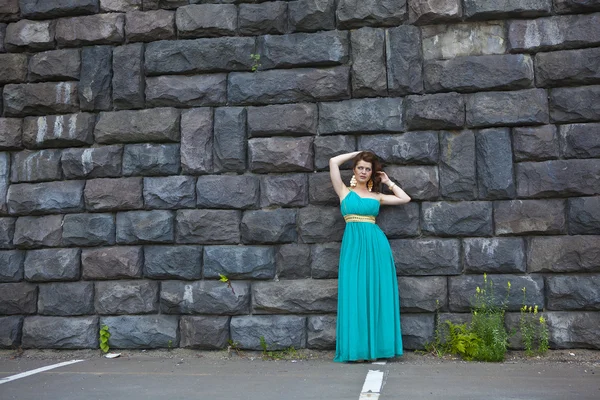 Eine charmante Frau im blauen Kleid — Stockfoto