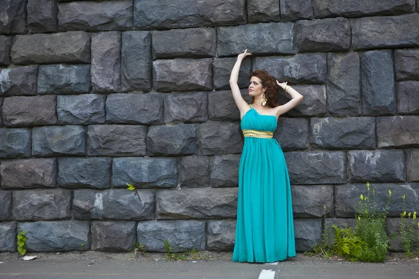 Una donna affascinante con un vestito blu — Foto Stock