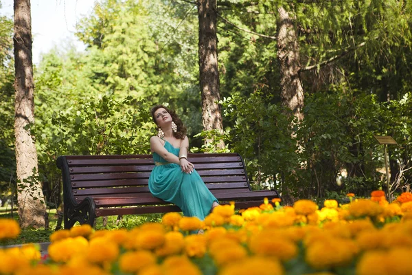 Eine charmante Frau im blauen Kleid — Stockfoto