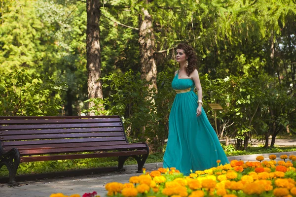 Una mujer encantadora con un vestido azul —  Fotos de Stock