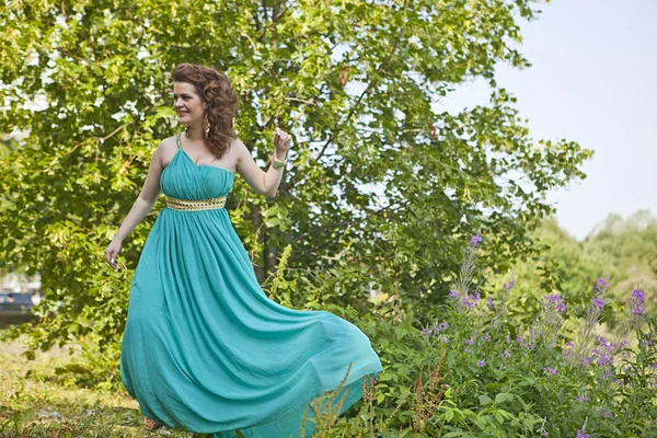 Uma mulher encantadora em um vestido azul — Fotografia de Stock