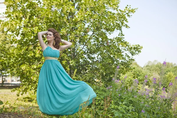 Mavi elbiseli çekici bir kadın — Stok fotoğraf