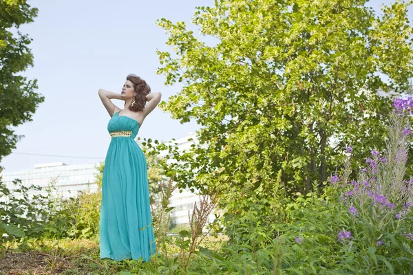Μια γοητευτική γυναίκα σε ένα μπλε φόρεμα — Φωτογραφία Αρχείου