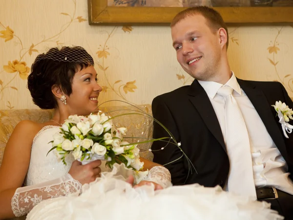 Happy newlyweds — Stock Photo, Image