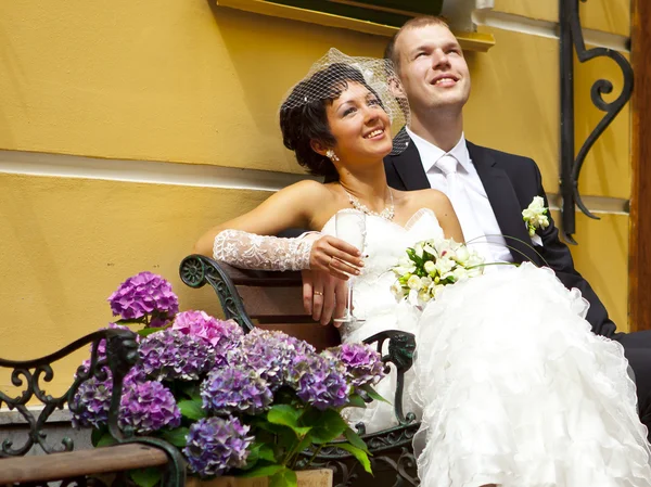 Lykkelige nygifte – stockfoto