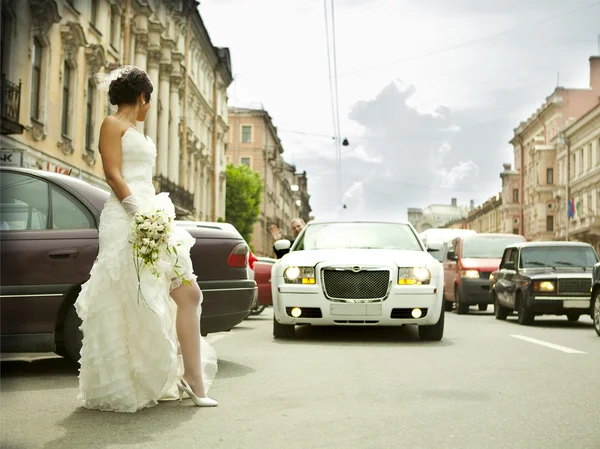 Retrato da bela noiva com um buquê — Fotografia de Stock