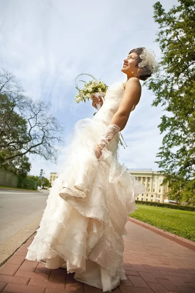 Retrato de la hermosa novia con un ramo — Foto de Stock