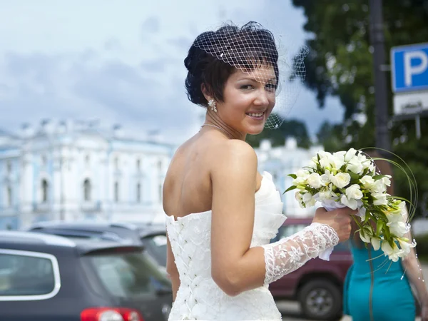 花束を持つ美しい花嫁の肖像画 — ストック写真