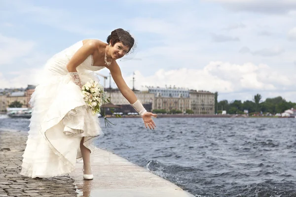 Bride on the waterfront — Stock Photo, Image