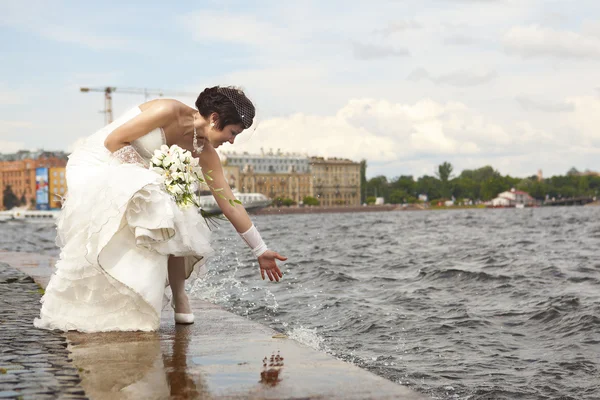 Bride on the waterfront — Stock Photo, Image