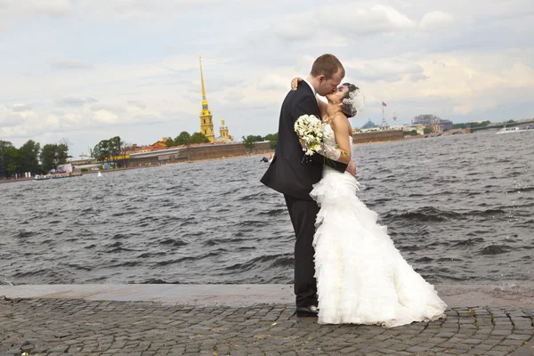 Boldog ifjú házasok — Stock Fotó