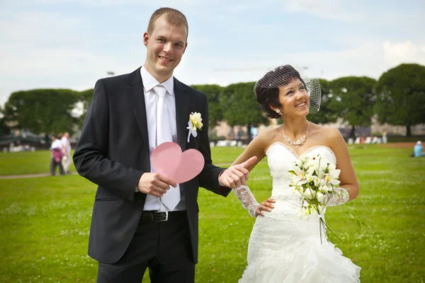 Heureux jeunes mariés — Photo
