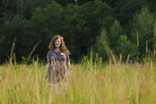 Беременная молодая женщина в поле — стоковое фото