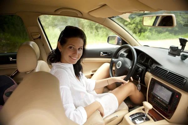 A woman driving a car — Stock Photo, Image