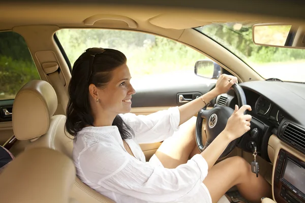Una mujer conduciendo un coche — Foto de Stock