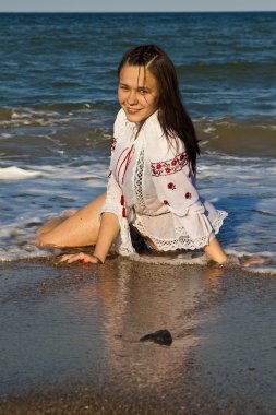 mooie brunette liggend op het strand