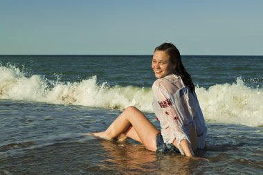 mooie brunette liggend op het strand