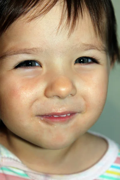 Πορτρέτο του ένα χαμογελαστό μικρό παιδί πάνω σε μαύρο φόντο — Φωτογραφία Αρχείου