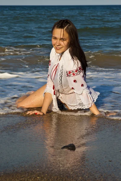 Vacker brunett ligga på stranden — Stockfoto