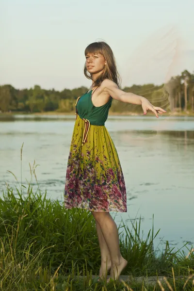 La chica en el lago —  Fotos de Stock