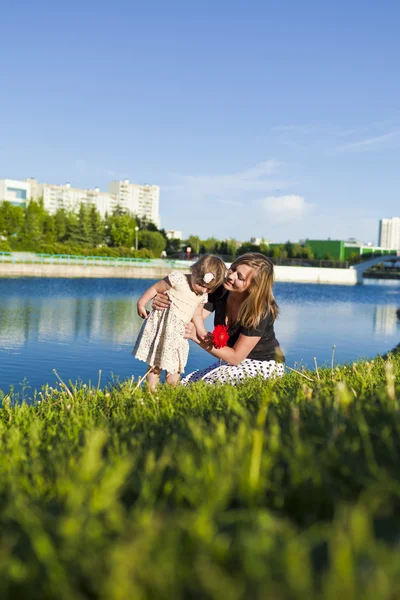 Mãe e filha no lago — Fotografia de Stock