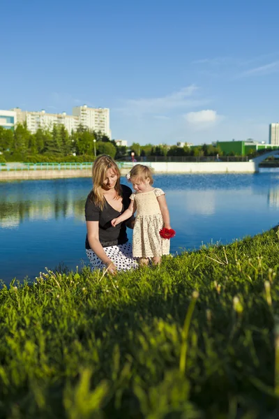 Mãe e filha no lago — Fotografia de Stock