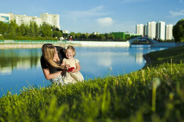 妈妈和女儿在湖 — 图库照片
