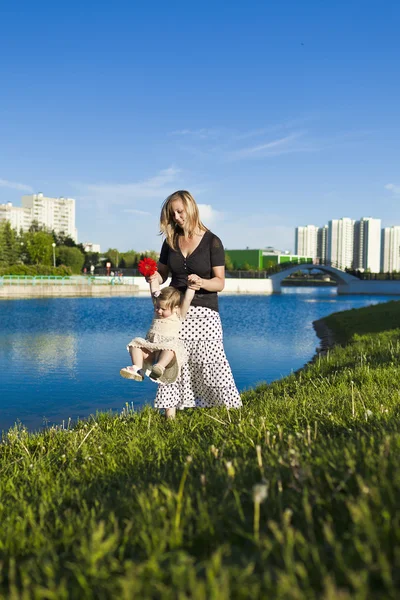 Мама и дочь на озере — стоковое фото