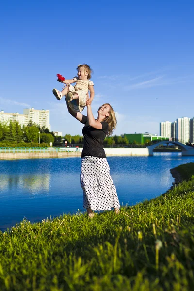 Moeder en dochter aan het meer — Stockfoto