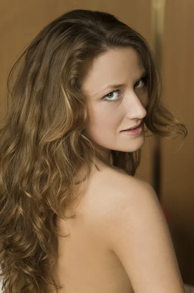 Kıvırcık kahverengi saçlı portre — Stok fotoğraf