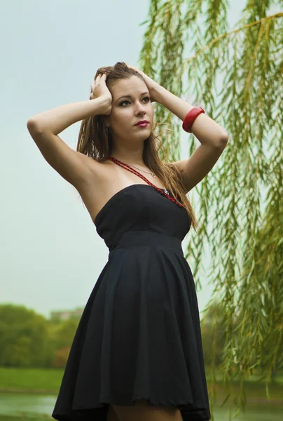 Piękna dziewczyna spacery w parku w jesieni — Zdjęcie stockowe