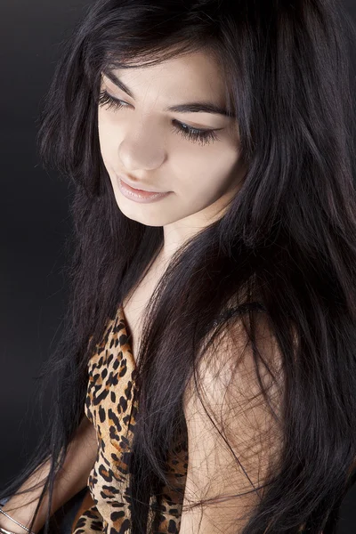 Portret piękna Ciemnowłosa dziewczyna opalona na czarnym tle — Zdjęcie stockowe
