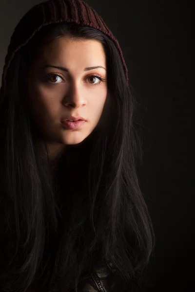 Портрет красивої темноволосої засмаглої дівчини на чорному тлі — стокове фото
