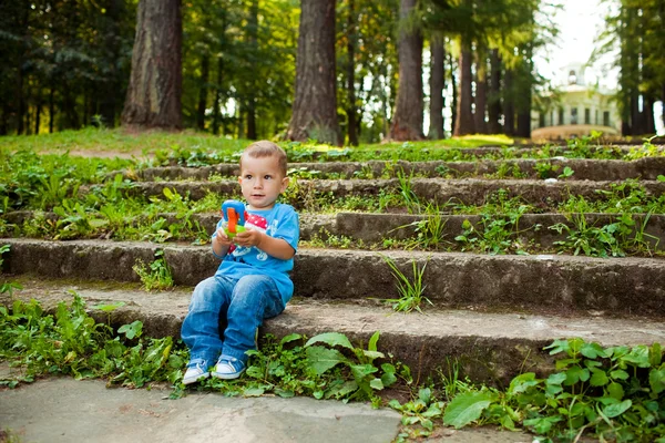 Glad liten pojke i parken — Stockfoto