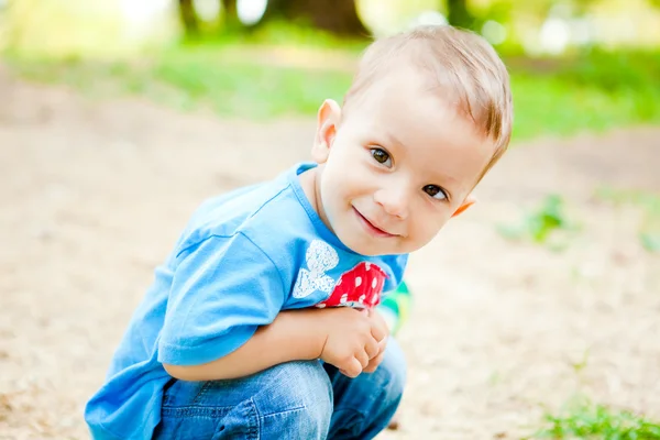 快乐的小男孩在公园里 — 图库照片