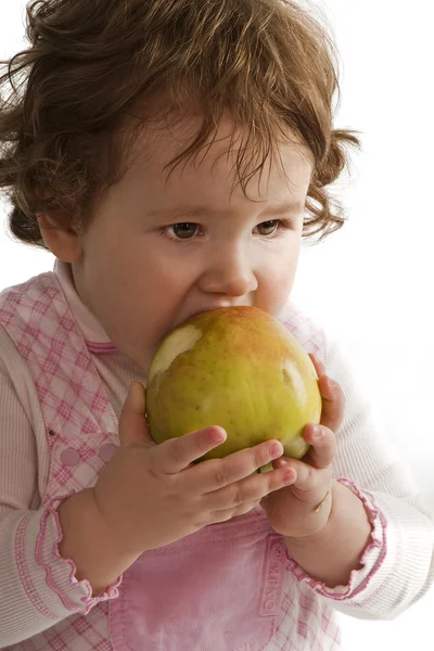 Mädchen isst Apfel — Stockfoto