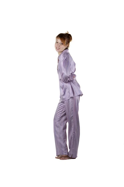 Belle fille en pyjama gris, pleine longueur, fond blanc — Photo