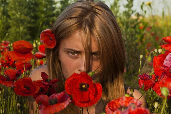 一个漂亮的女孩在罂粟的肖像 — 图库照片