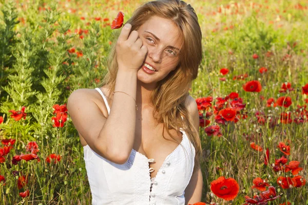 Porträt eines schönen Mädchens in den Mohnblumen — Stockfoto