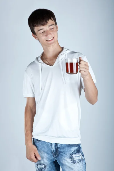 Teenager s šálkem čaje — Stock fotografie