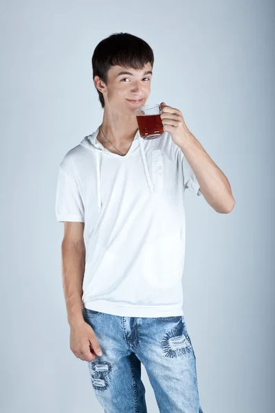 Έφηβος με ένα φλιτζάνι τσάι — Φωτογραφία Αρχείου