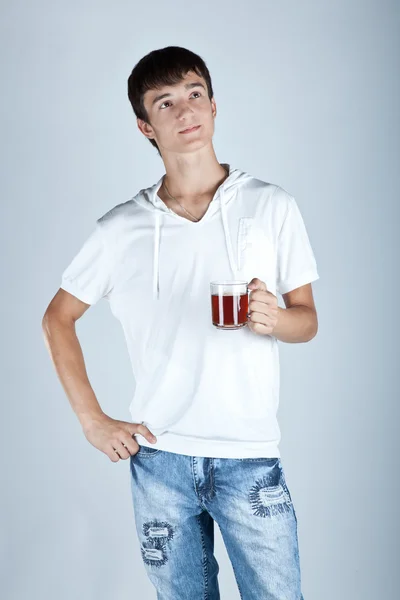 Teenager s šálkem čaje — Stock fotografie