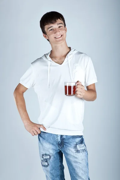 Teenager mit einer Tasse Tee — Stockfoto