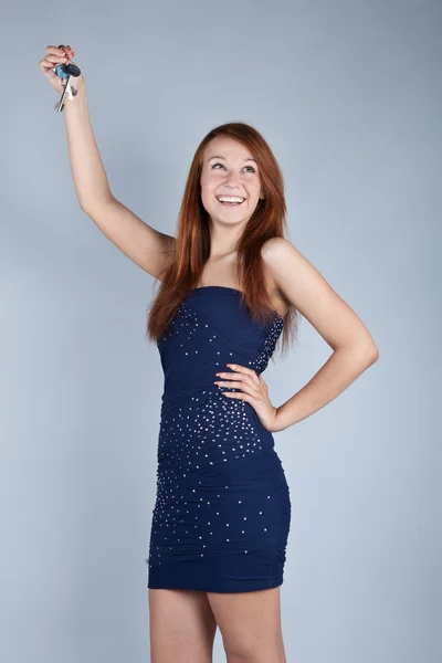 Leuke jonge vrouw in marine blauwe jurk — Stockfoto