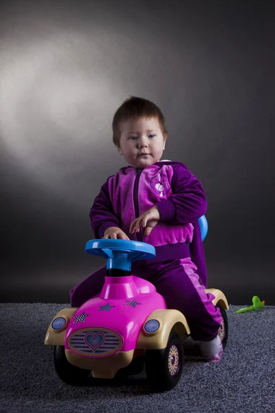 有趣的小女孩，与一辆玩具车 — 图库照片
