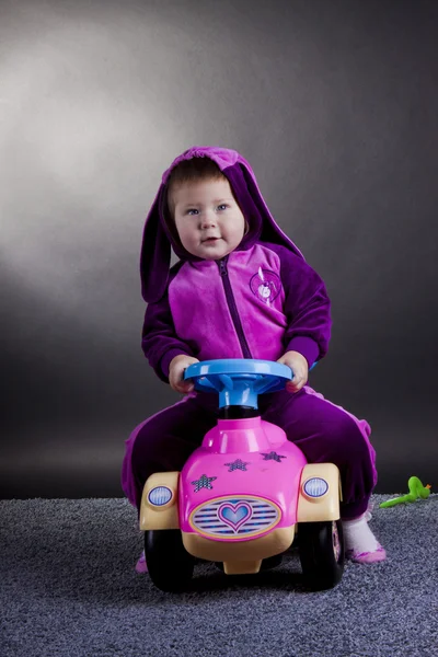 Küçük kız bir oyuncak araba ile — Stok fotoğraf
