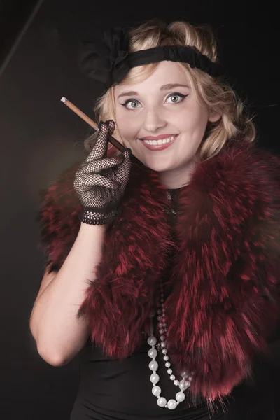 Portret van een vrouw in een retro stijl. professionele make-up in de stijl van de jaren dertig van de 20e eeuw — Stockfoto