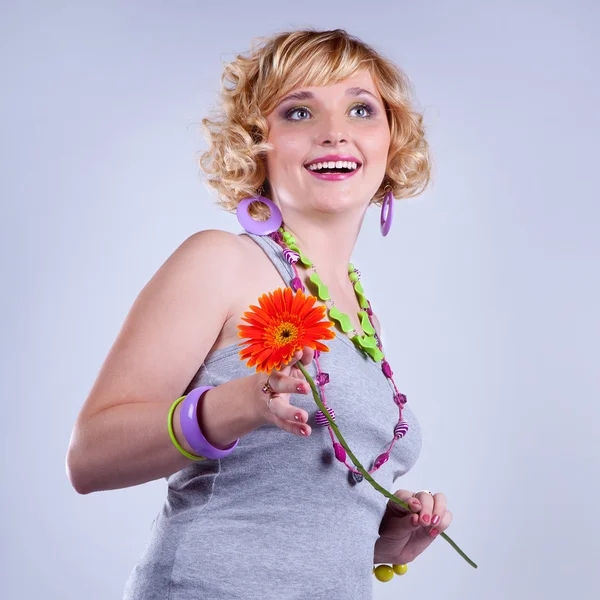 Красива молода блондинка кучерява жінка з квіткою — стокове фото
